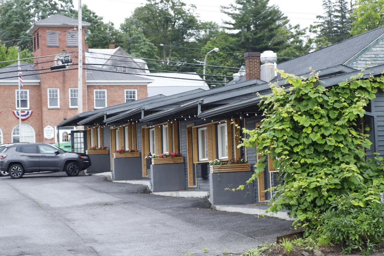 The Vine On Main Motel Stamford Bagian luar foto