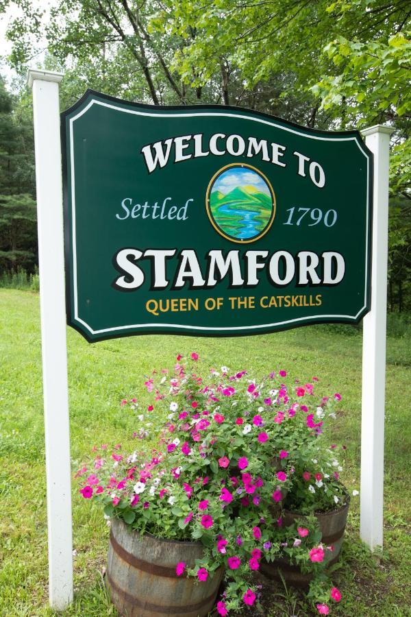 The Vine On Main Motel Stamford Bagian luar foto