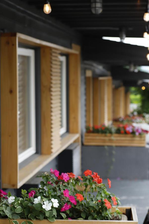 The Vine On Main Motel Stamford Bagian luar foto