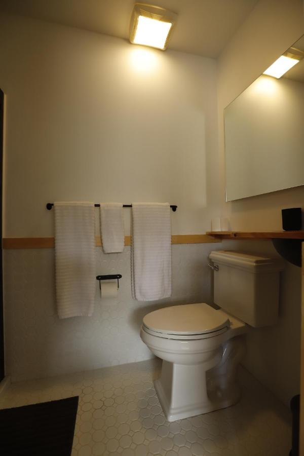 The Vine On Main Motel Stamford Bagian luar foto